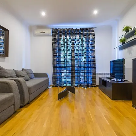 Luxury 3 Bedrooms - Next To Arena Apartment *